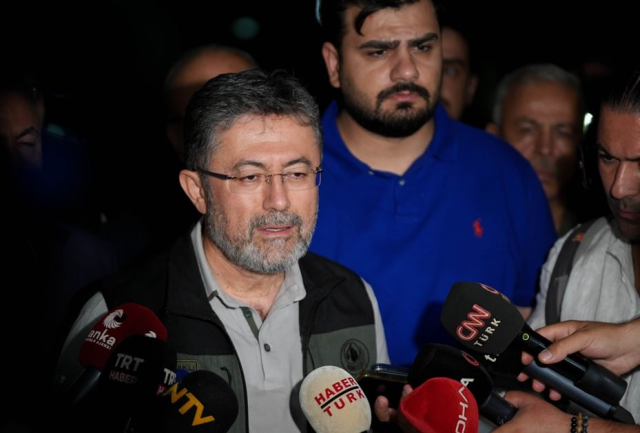 Felaketi yaşayan İzmir'den acı görüntüler! Araçlar ve evler küle döndü