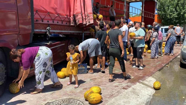 Hal esnafı düşük fiyat verince 20 ton kavunu vatandaşa ücretsiz dağıttı