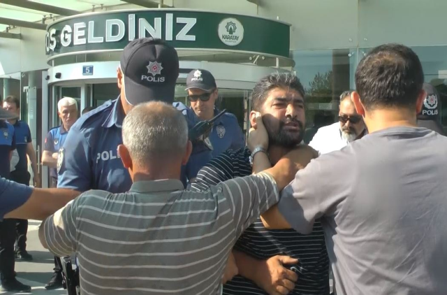 Mallarına el konulan çiftçiden belediye önünde eylem! Apar topar gözaltına aldılar