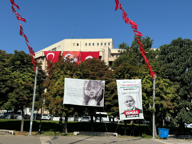 30 Ağustos kutlamalarında pankart krizi! CHP'liler hemen müdahale edip indirdi