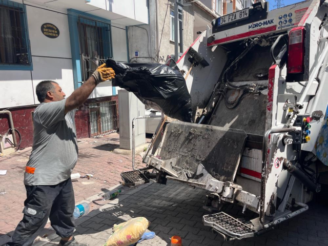 Kötü kokuyu ceset sandılar! İhbar edilen daire çöp ev çıktı