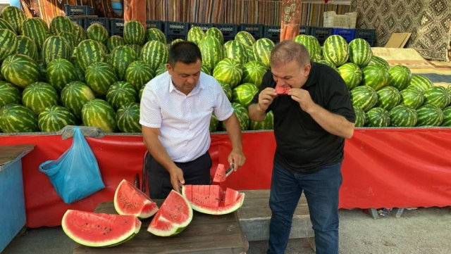 Verim yüksek çıkınca 17 ton karpuzu ücretsiz dağıttı
