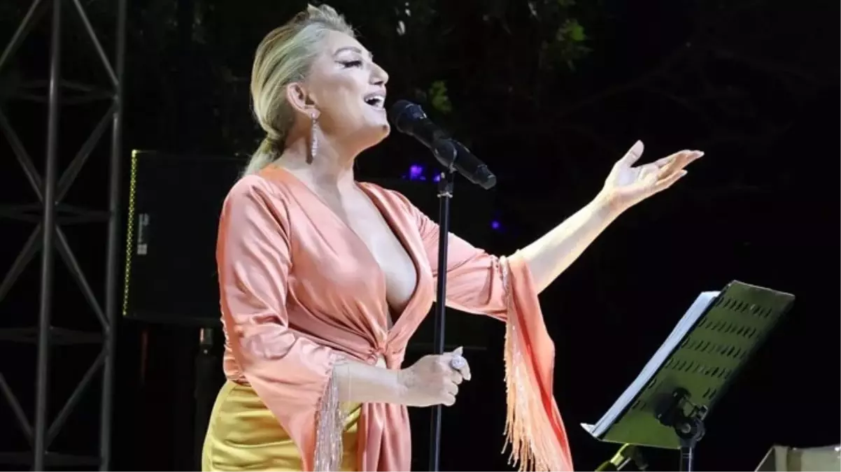 Muazzez Ersoy sütyensiz sahne tarzıyla ağızları açık bıraktı - Magazin - Dudullu Haber