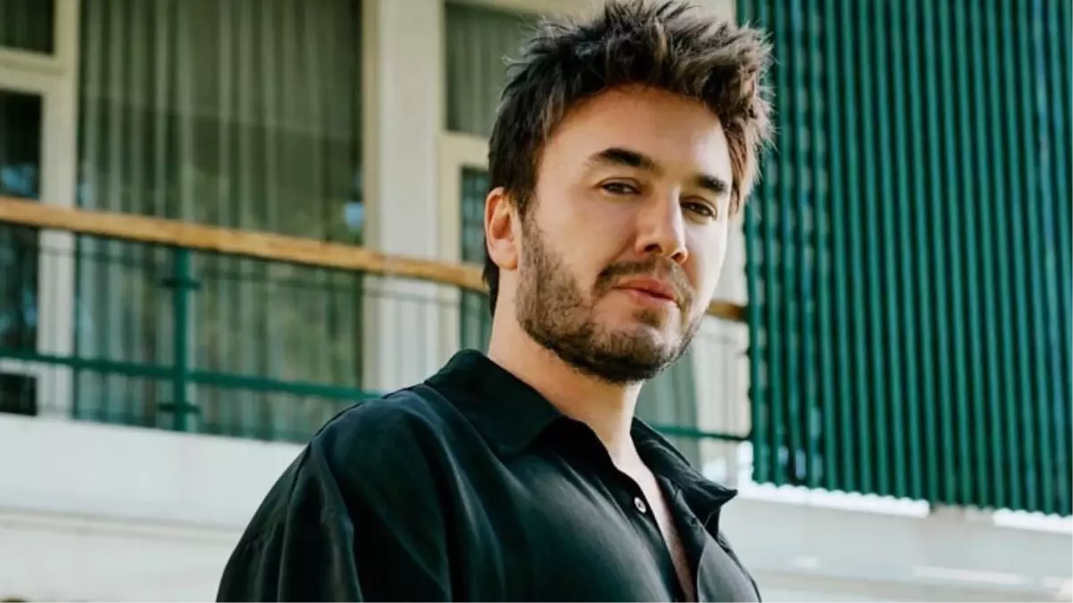 Mustafa Cecelinin günlük kıyafetlerle sahneye çıkması tepki çekti - Magazin - Dudullu Haber