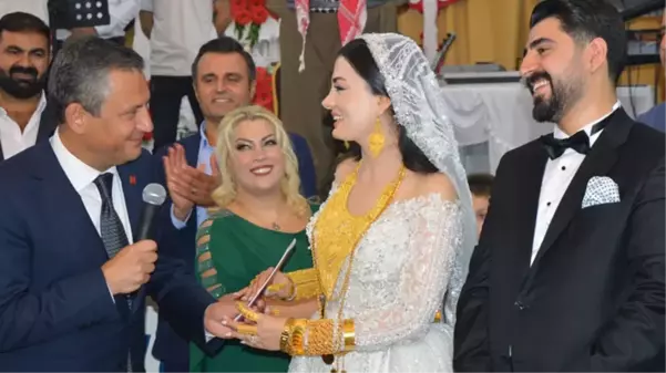 1726456074 203 Ozgur Ozelin nikah sahidi oldugu dugunde geline takilan altinlar dikkat