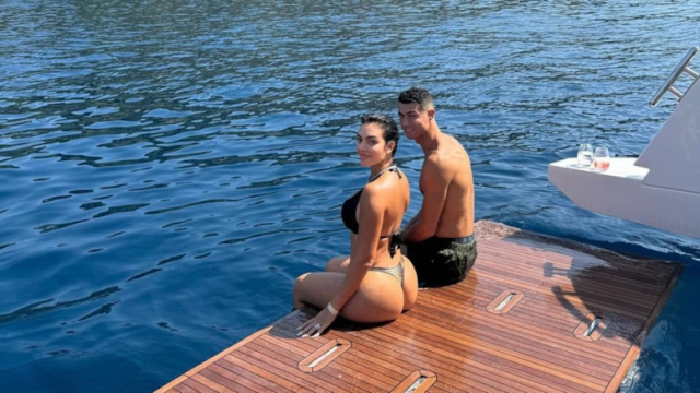 Üstsüz bir şekilde öpüştüler! Cristiano Ronaldo ve Georgina Rodriguez'in tatilinden ilginç kareler