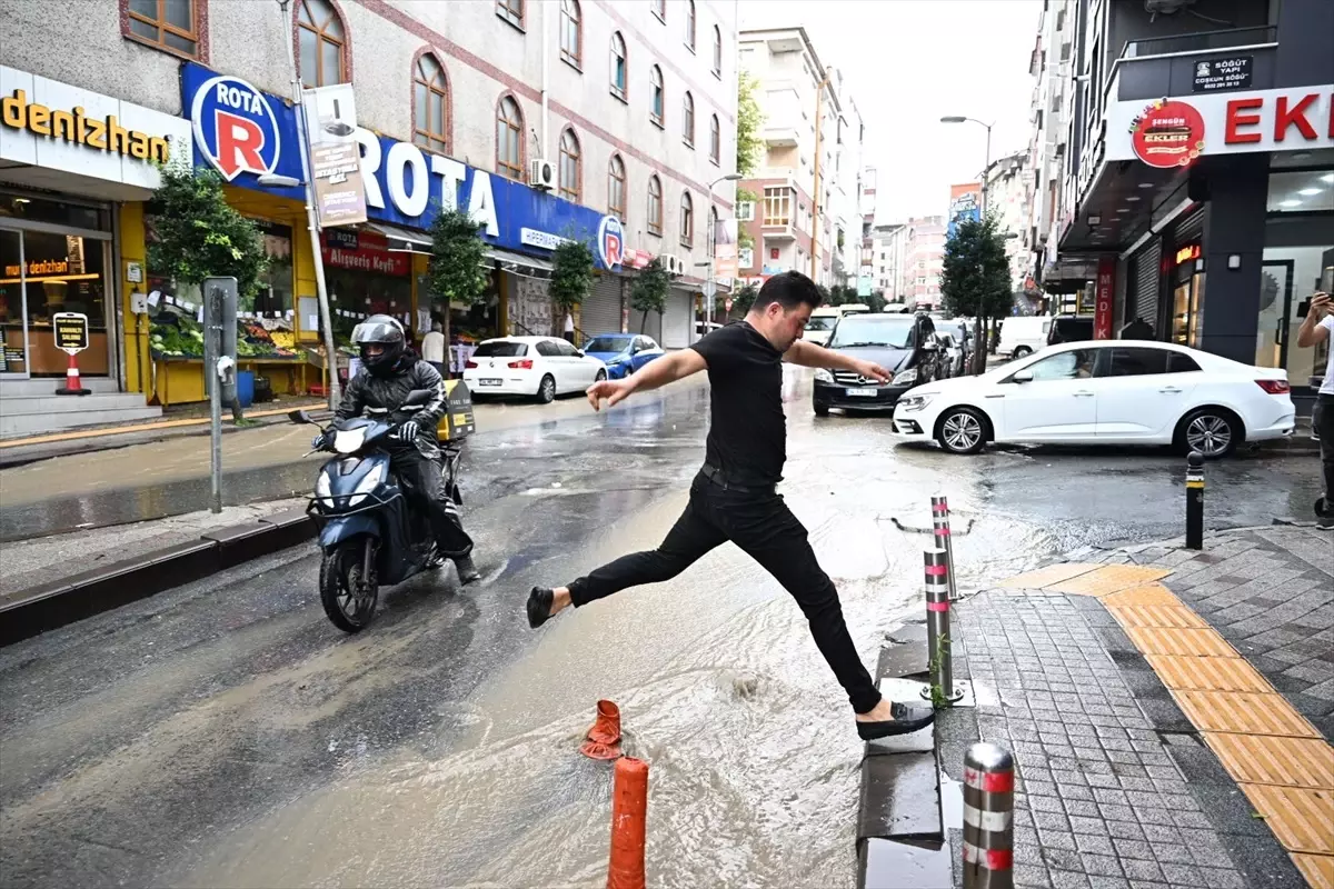 İstanbul’da Sağanak Yağış, Eyüpsultan’da Evde Su Baskınına Neden Oldu