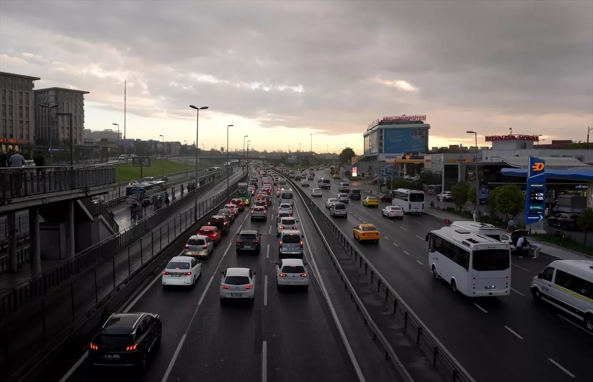 İstanbul’da haftanın ilk iş günü yağışın da etkisiyle trafik yoğunluğu arttı