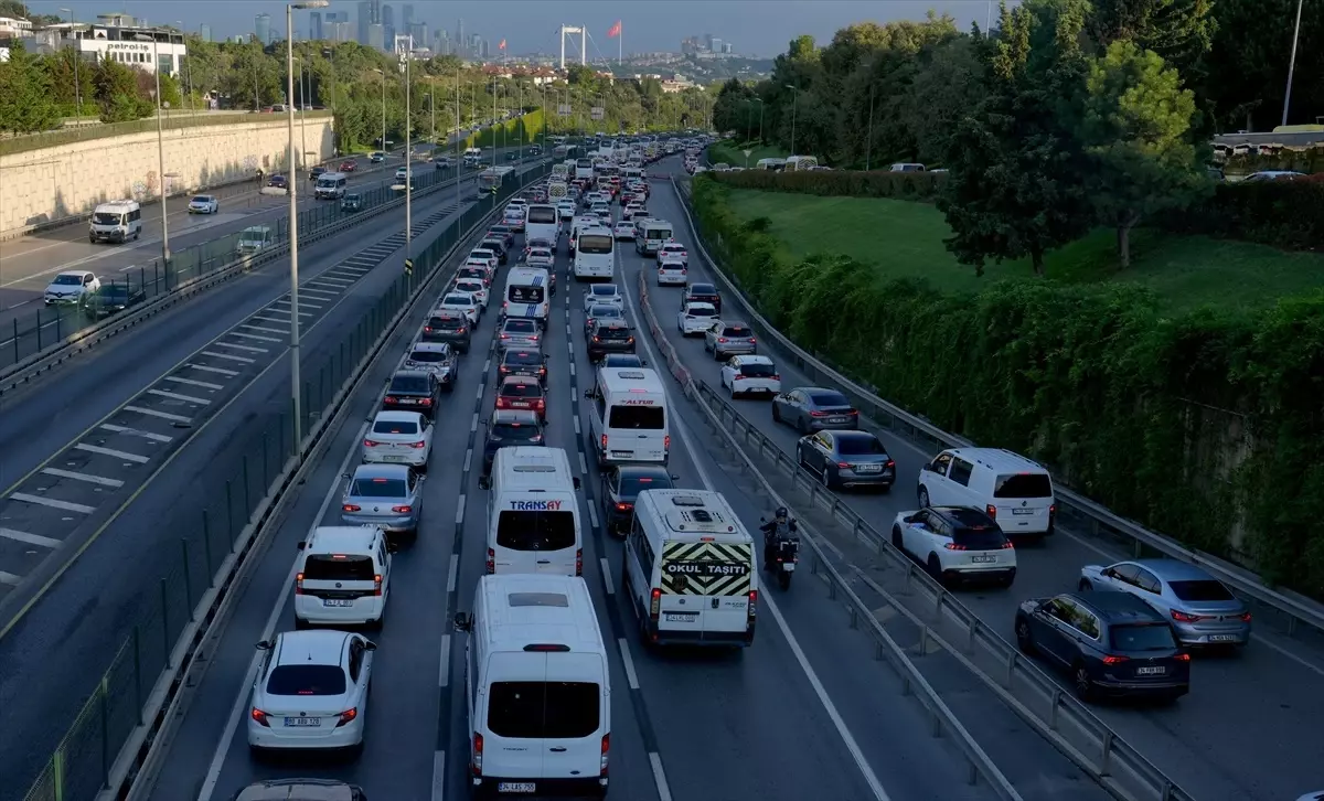 İstanbul’da sabah saatlerinde trafik yoğunluğu arttı