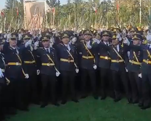 Kara Harp Okulu mezuniyet töreninde teğmenler 'Mustafa Kemal'in askerleriyiz' sloganı attı