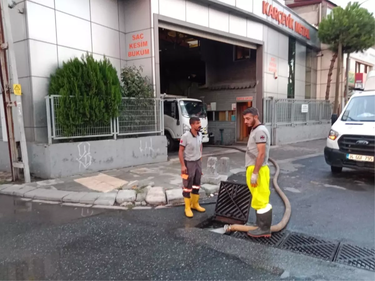 Ümraniye’de Şiddetli Sağanak Sonrası Su Baskınları Yaşandı