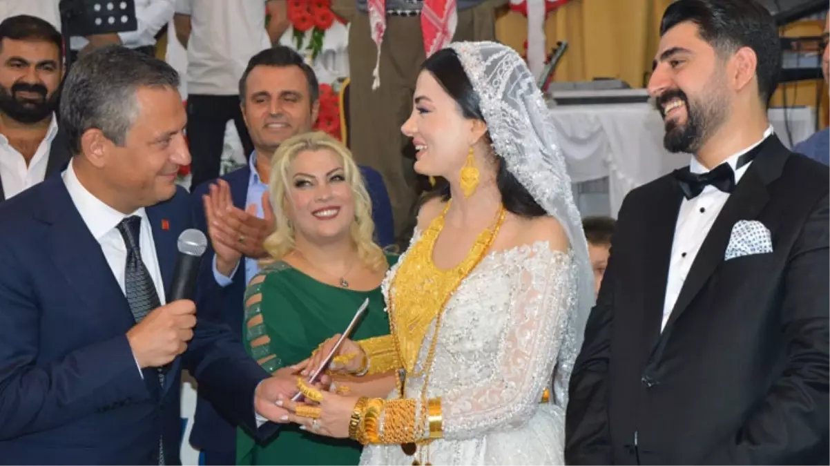 Özgür Özel’in nikah şahidi olduğu düğünde geline takılan altınlar dikkat çekti