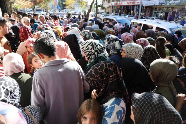 Açılışta yerler yuvarlanıp birbirlerini ezdiler