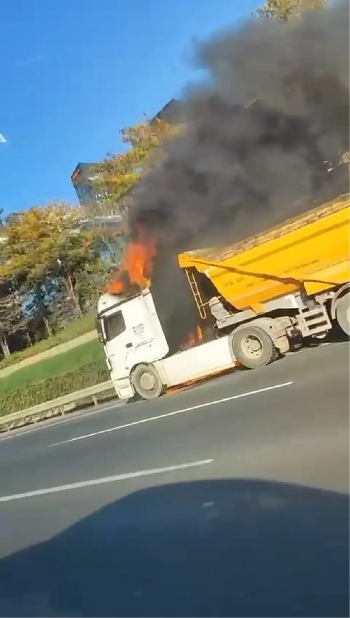 Ümraniye’de Seyir Halindeki Hafriyat Kamyonu Yandı, Trafik Karmaşası Yaşandı