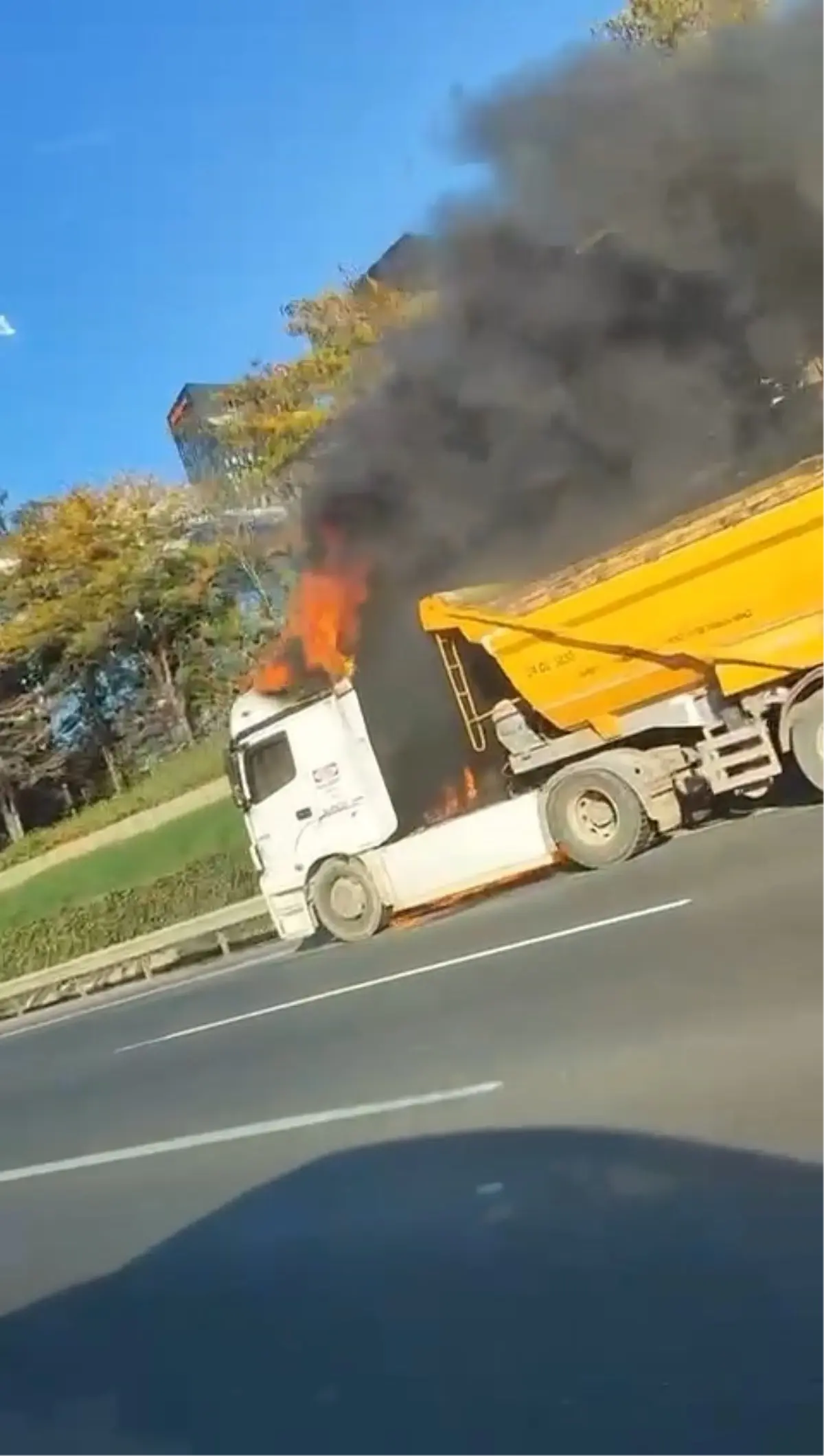 Umraniyede Seyir Halindeki Hafriyat Kamyonu Yandi Trafik Karmasasi Yasandi