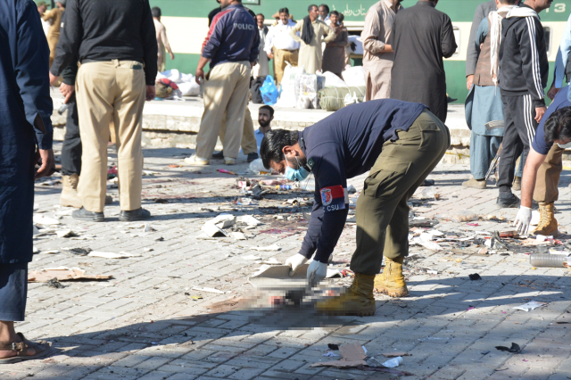 Pakistan'da tren istasyonuna bombalı saldırı: En az 26 ölü, 46 yaralı