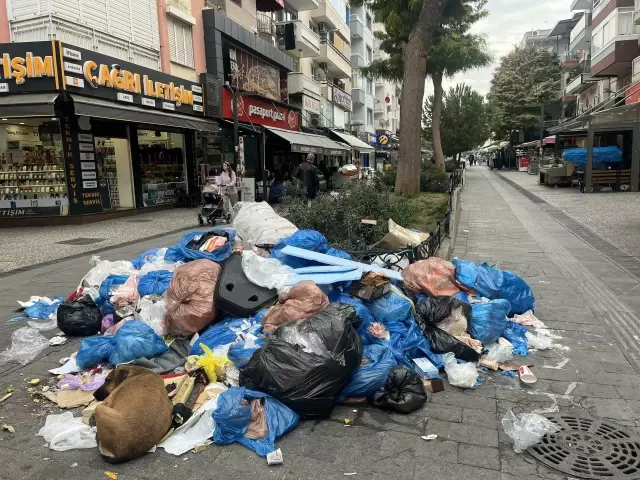 Buca Belediyesi'nde grev var, sokaklar çöplüğe döndü