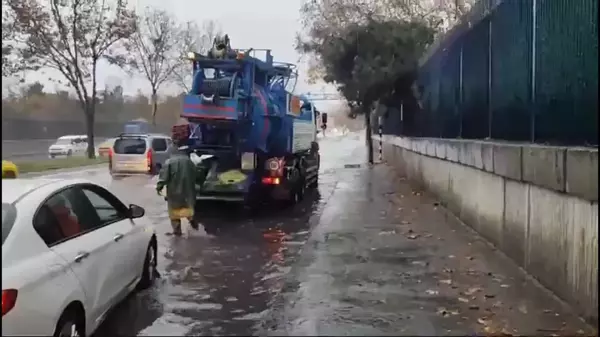 İstanbul'da Fırtına ve Sağanak Yağmur Hayatı Olumsuz Etkiledi