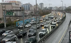 İstanbul’da haftanın son mesai gününde trafik yoğunluğu yaşanıyor