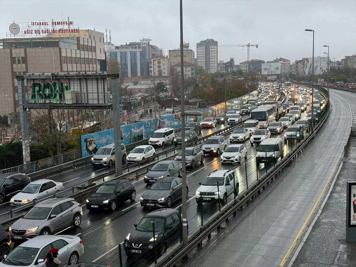 İstanbul’da haftanın son mesai gününde trafik yoğunluğu yaşanıyor