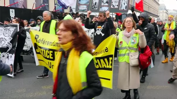 Sarı Yelekliler Paris sokaklarında: Macron'a protesto