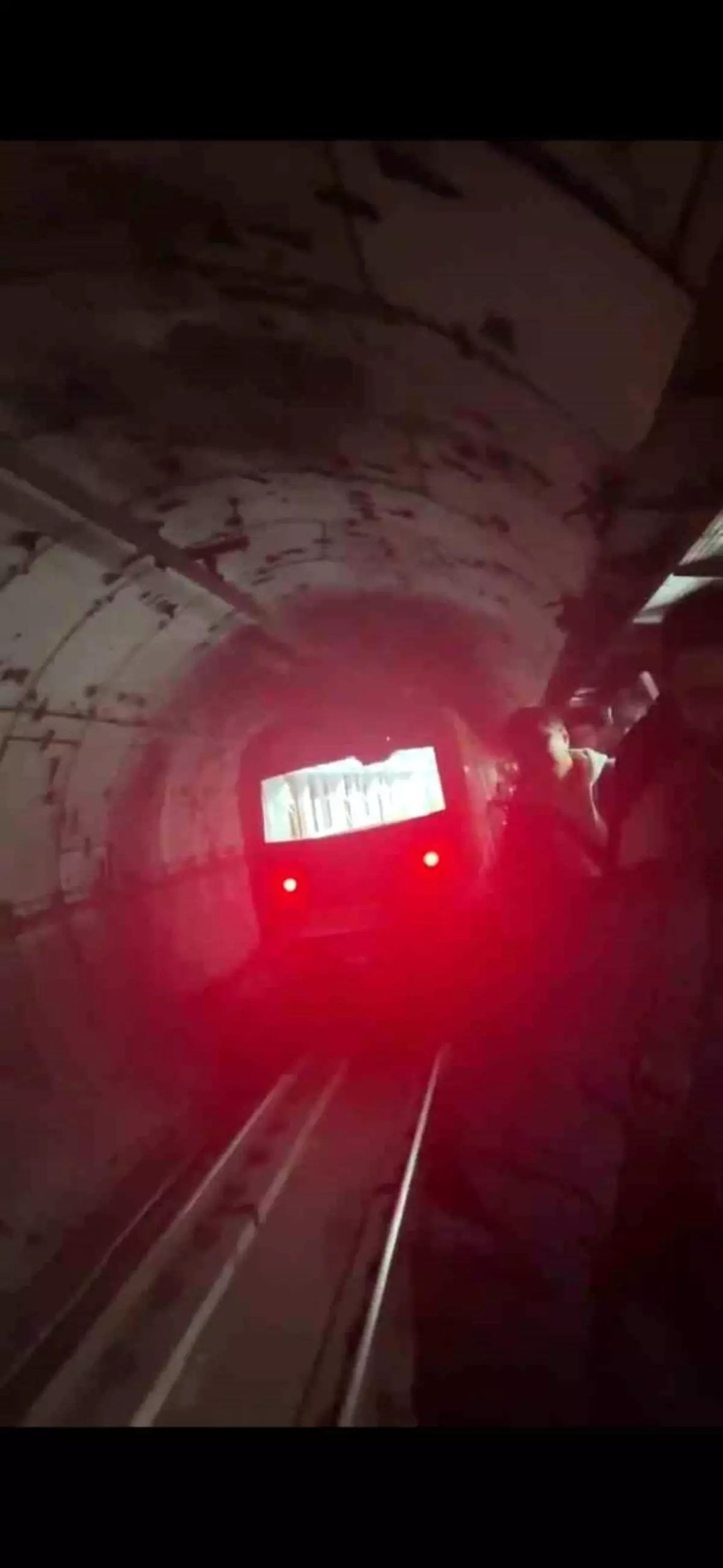 Sürücüsüz Metro Durakları Pas Geçti, Yolcular Raylarda Yürüdü