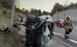 Umraniyede Takla Atan Otomobilde Sikisan Surucu Kurtarildi