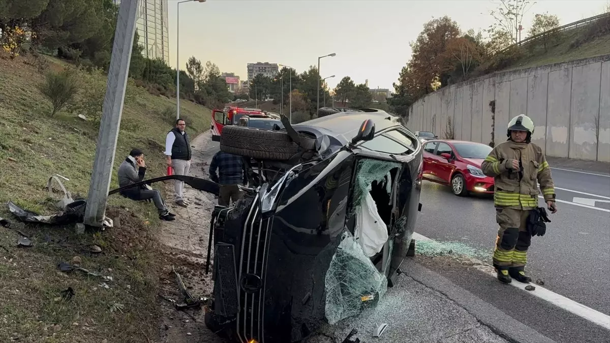 Ümraniye’de Takla Atan Otomobilde Sıkışan Sürücü Kurtarıldı