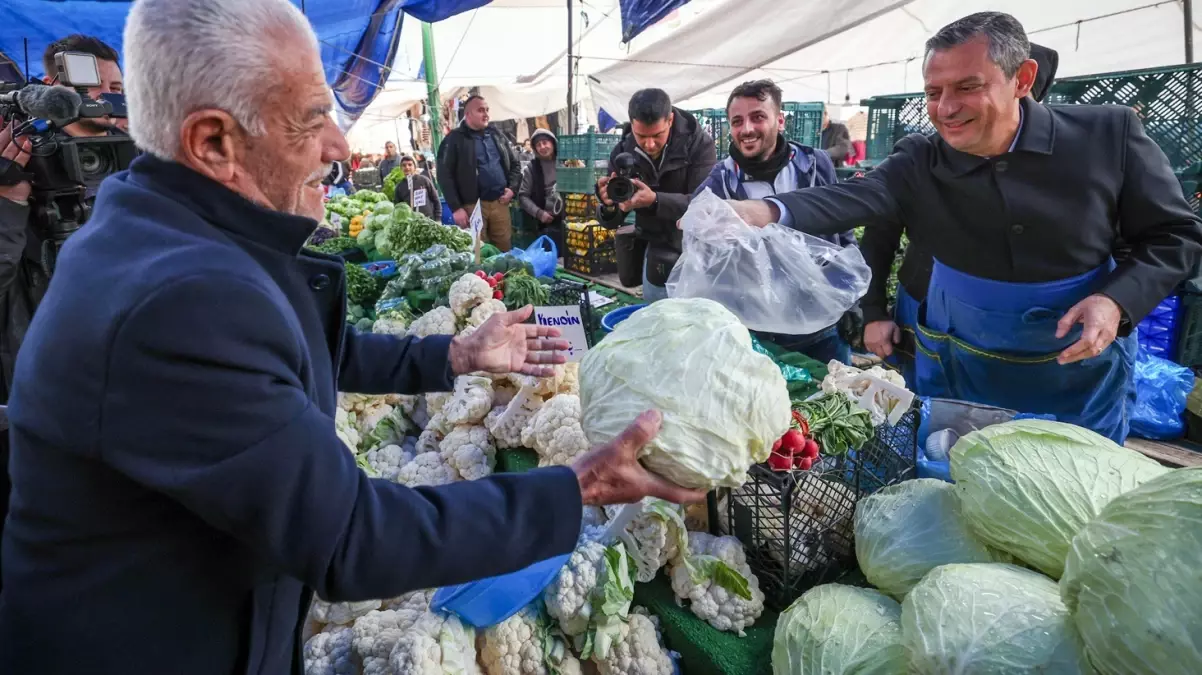 CHP lideri Özel, önlük giyip lahana sattı