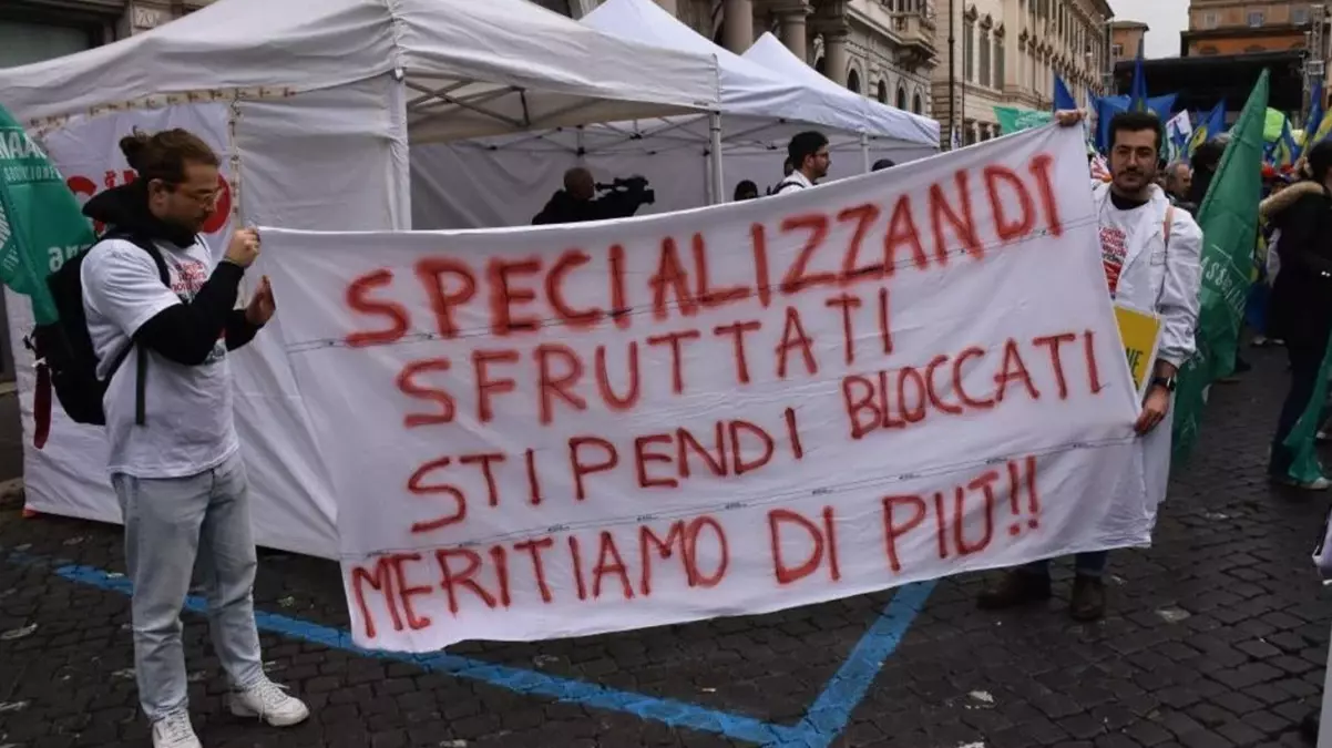 İtalya’da sağlık çalışanları, yetersiz maaş ve kötü çalışma koşullarını protesto etmek için greve gitti