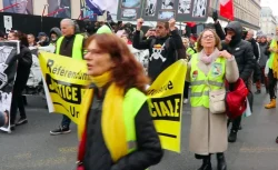 Sarı Yelekliler Paris sokaklarında: Macron’a protesto