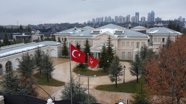 FETÖ'nün malikanesine Türk bayrakları çekildi