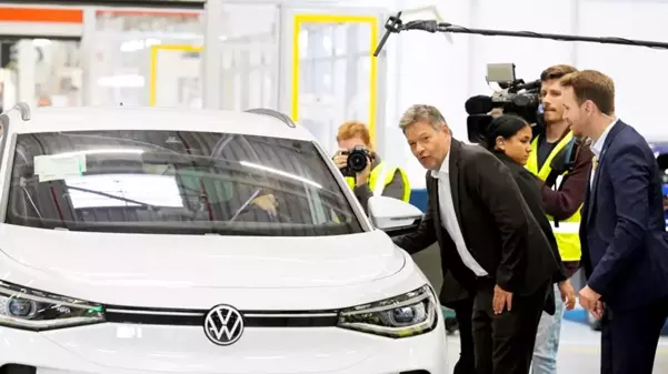 Almanya Ekonomi Bakanı, Volkswagen'i ucuz otomobil üretme konusunda uyardı