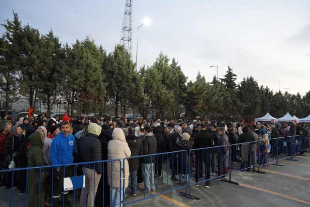 Hediye çekini duyan koştu: Geceden gelip çadır kurdular