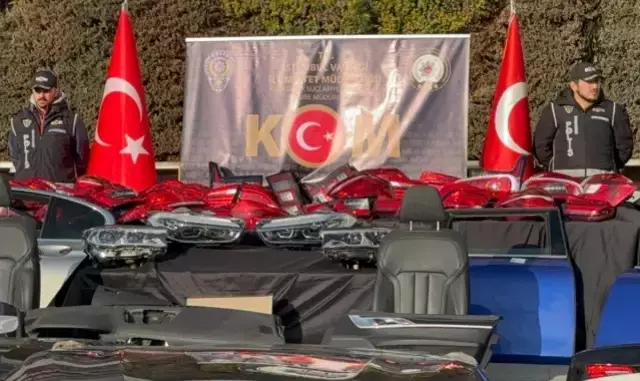 İstanbul'da Kaçak Oto Parçaları ve Çalıntı Araçlar Ele Geçirildi