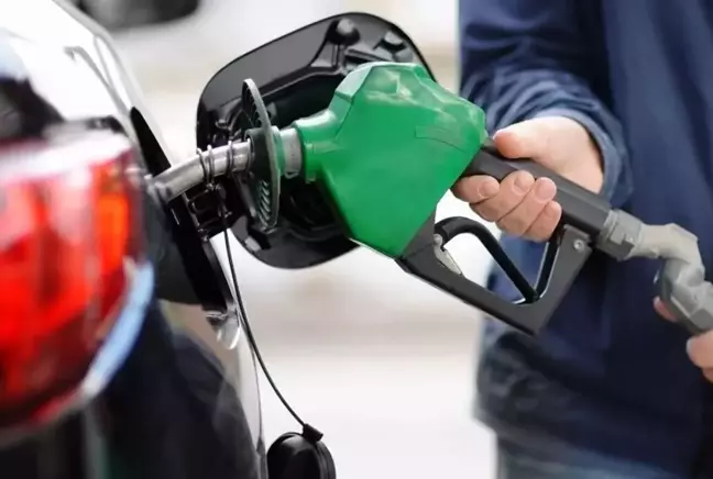 Benzine bu gece yarısından itibaren 1 lira 27 kuruş zam geliyor