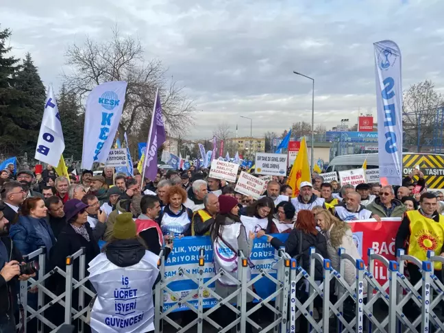 KESK'ten bakanlık önünde vergi adaleti ve emeklilik protestosu