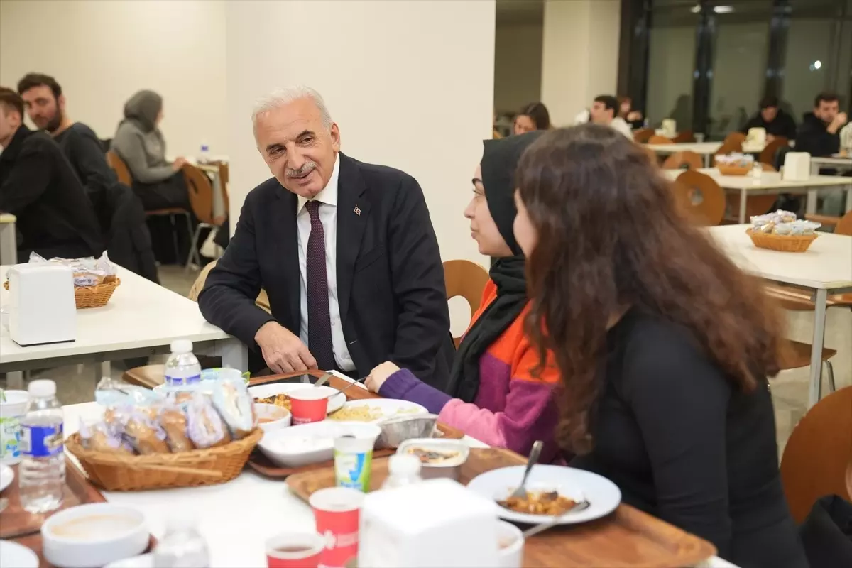 Ümraniye Belediye Başkanı’ndan Üniversite Öğrencilerine Ücretsiz Yemek Desteği