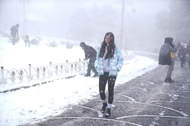 Kar fırtınası İstanbul'u vurdu! Birçok ilçeye lapa lapa kar yağıyor