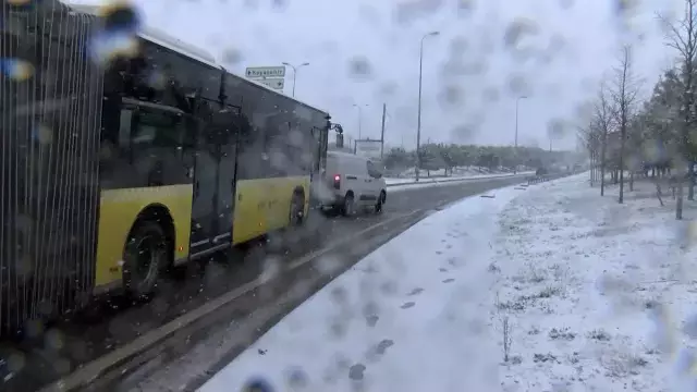 Kar fırtınası İstanbul'u vurdu! Birçok ilçeye lapa lapa kar yağıyor