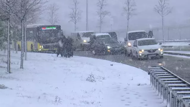 Kar fırtınası İstanbul'u vurdu! Birçok ilçeye lapa lapa kar yağıyor