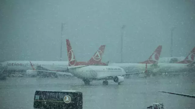 Kar fırtınası İstanbul'u vurdu! Birçok ilçeye lapa lapa kar yağıyor