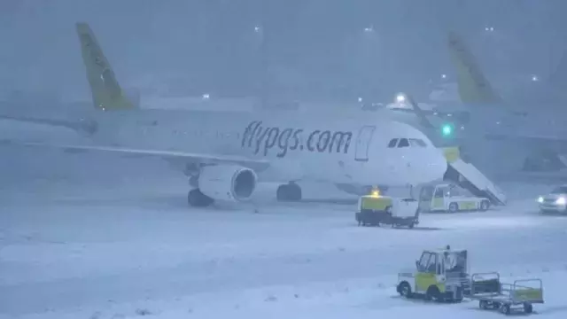 Kar fırtınası İstanbul'u vurdu! Birçok ilçeye lapa lapa kar yağıyor