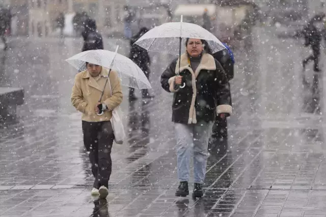 İstanbul'un bazı bölgelerinde kar yağışı etkisini artırdı