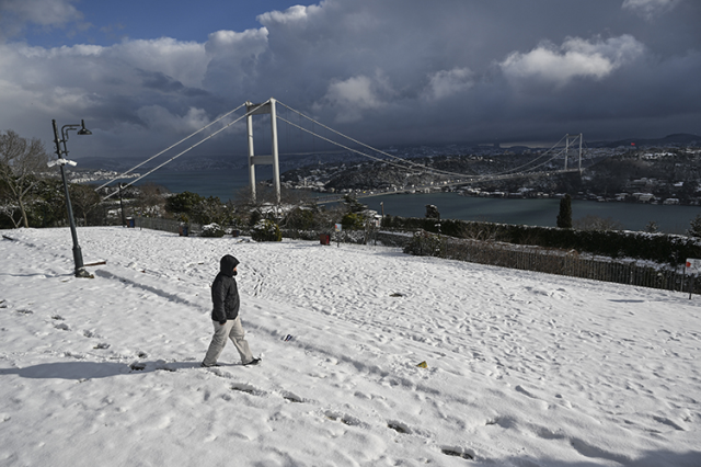 İstanbul'un bazı bölgelerinde kar yağışı etkisini artırdı