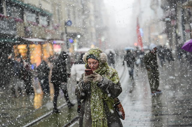 İstanbul'un bazı bölgelerinde kar yağışı etkisini artırdı