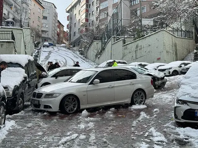 İstanbul'un bazı bölgelerinde kar yağışı etkisini artırdı