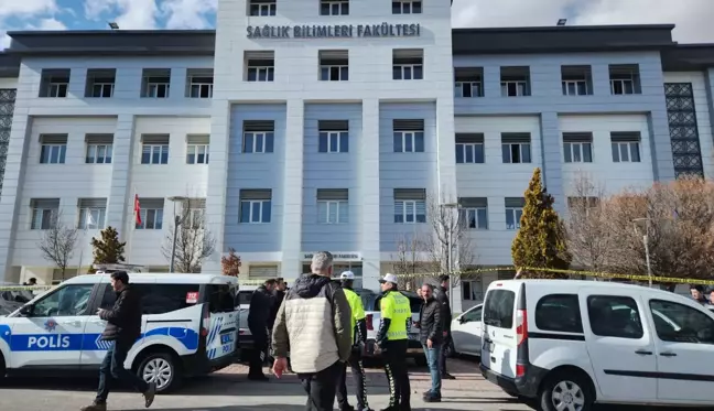 Dekan yardımcısı, kendisini vuran öğrenciyi sakinleştirmek için odasına çağırmış 3 Dekan yardımcısı, kendisini vuran öğrenciyi sakinleştirmek için odasına çağırmış
