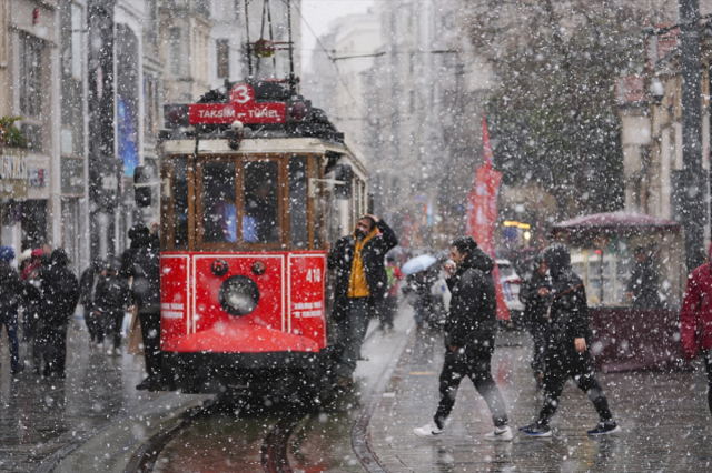 İstanbul'un bazı bölgelerinde kar yağışı etkisini artırdı