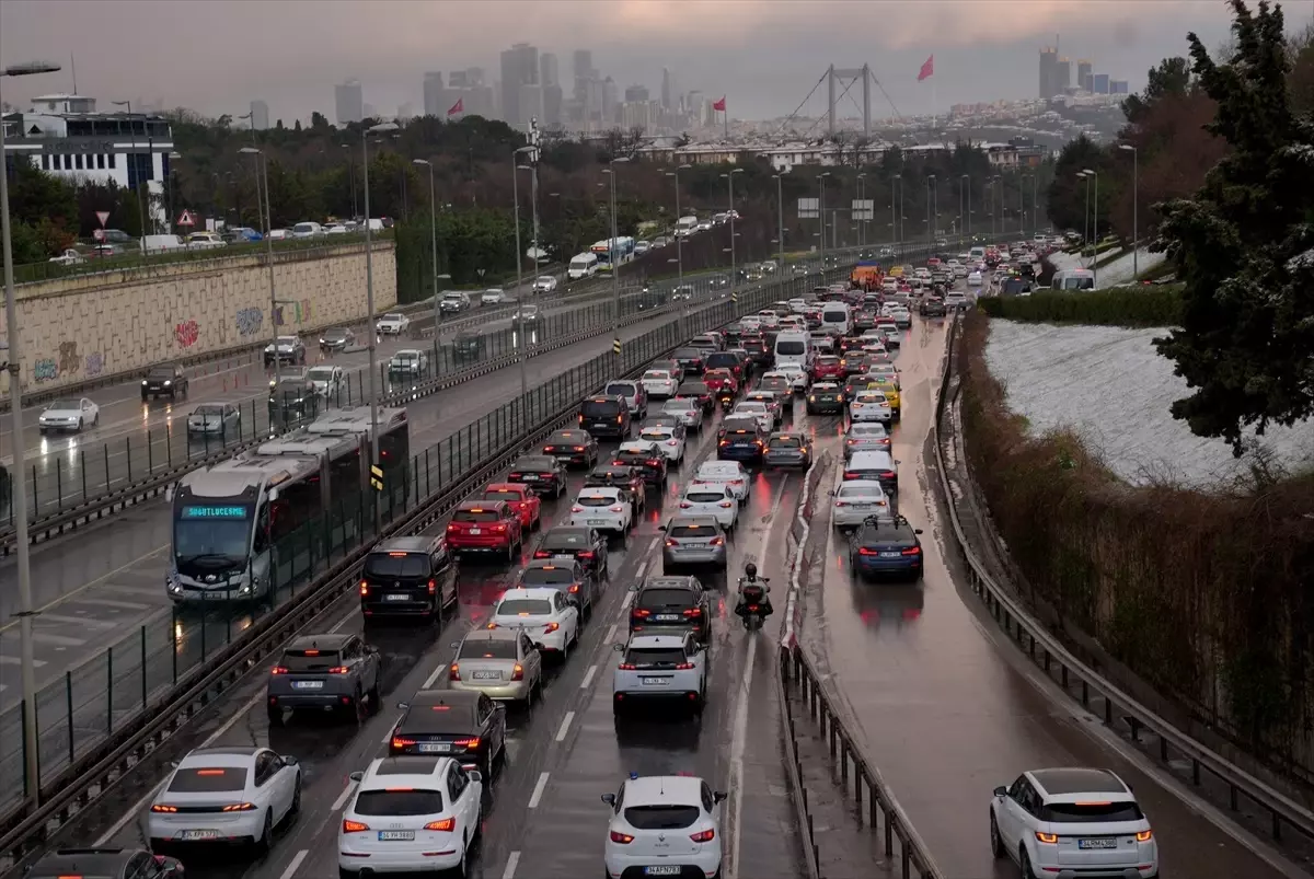 Istanbulda Kar Yagisi Etkili Olmaya Devam Ediyor